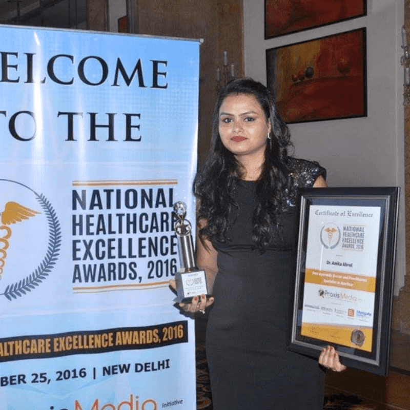 Dr. Amita Abrol receiving the Best Panchkarma Doctor in Punjab award at the National Healthcare Excellence Awards 2016